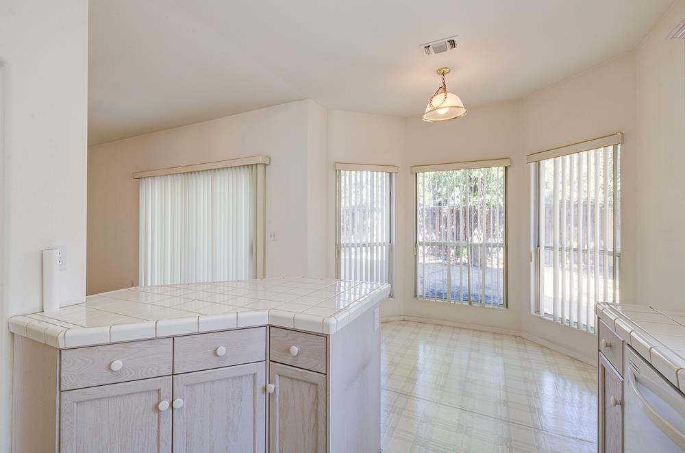 1264 E Le Parc Dr, Fresno, CA 93720