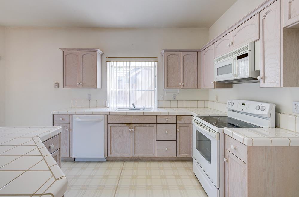 1264 E Le Parc Dr, Fresno, CA 93720