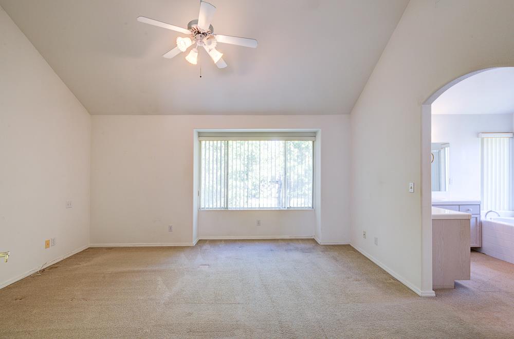 1264 E Le Parc Dr, Fresno, CA 93720