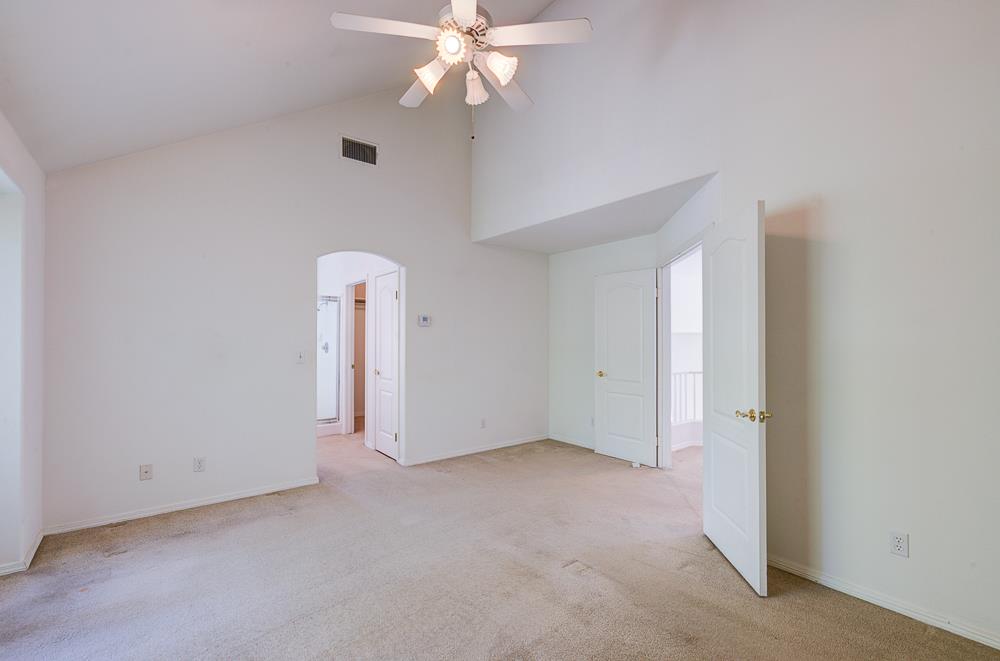 1264 E Le Parc Dr, Fresno, CA 93720
