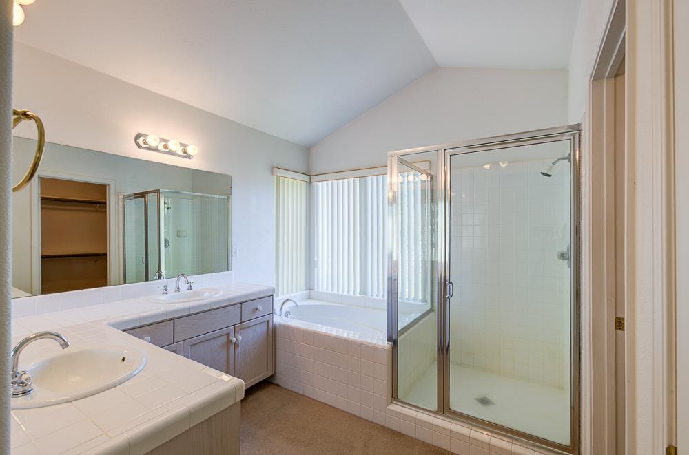 1264 E Le Parc Dr, Fresno, CA 93720