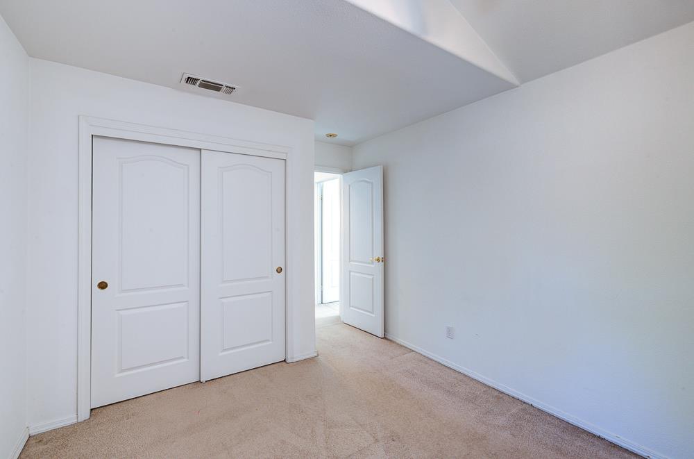 1264 E Le Parc Dr, Fresno, CA 93720