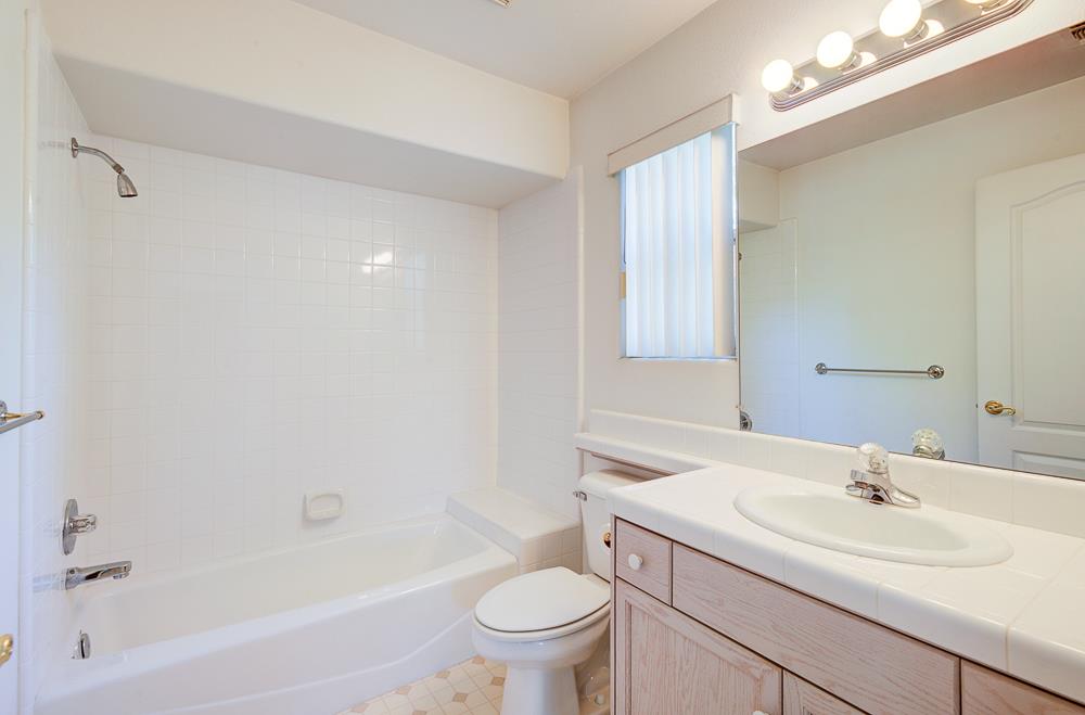 1264 E Le Parc Dr, Fresno, CA 93720