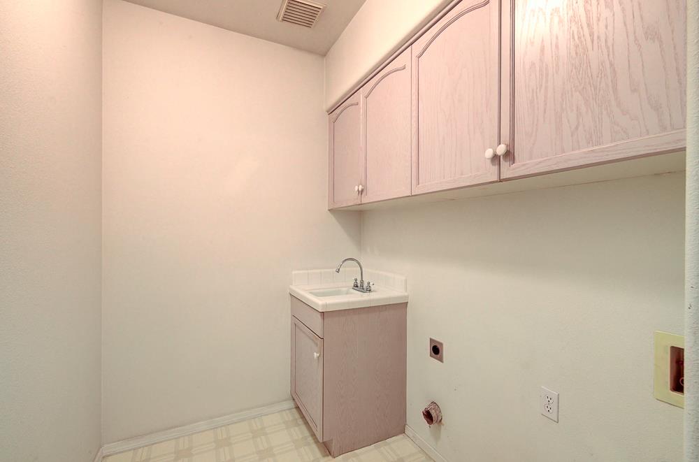 1264 E Le Parc Dr, Fresno, CA 93720