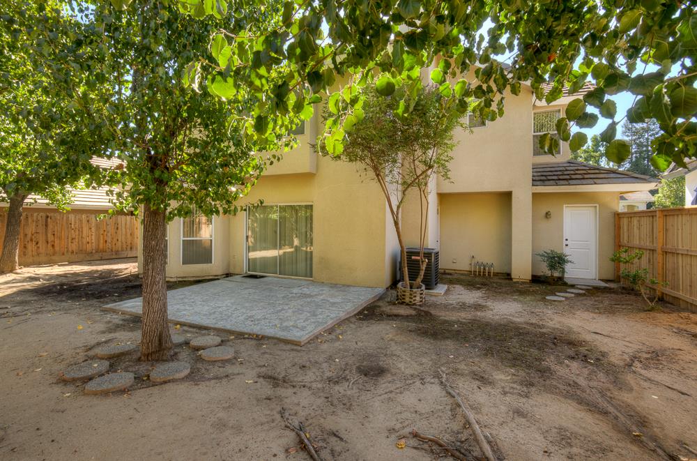 1264 E Le Parc Dr, Fresno, CA 93720