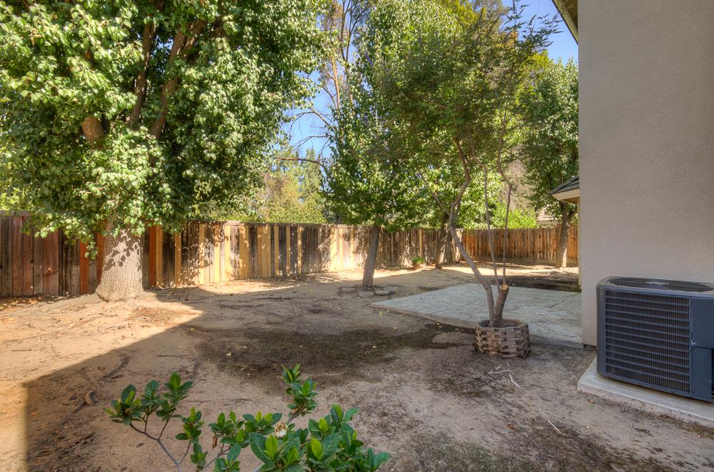1264 E Le Parc Dr, Fresno, CA 93720