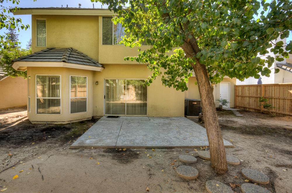 1264 E Le Parc Dr, Fresno, CA 93720