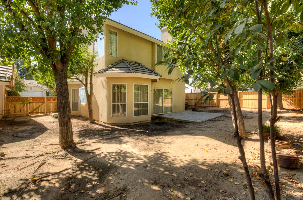 1264 E Le Parc Dr, Fresno, CA 93720