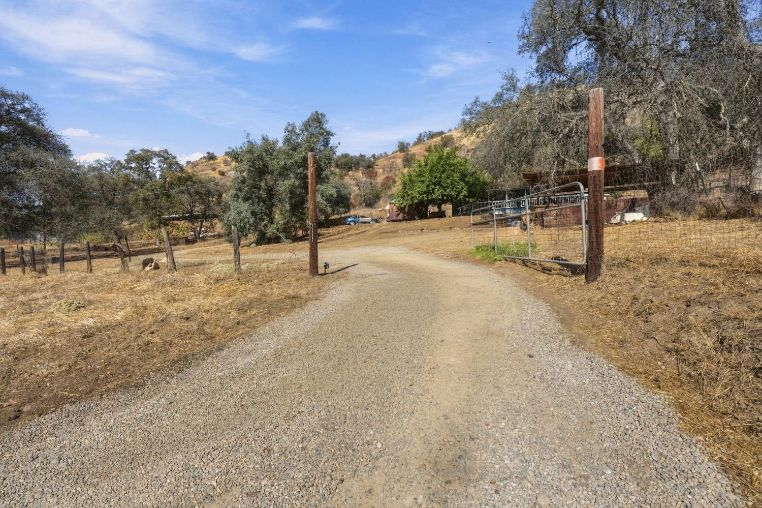 38152 Ruth Hill Rd, Yokuts Valley, CA 93675
