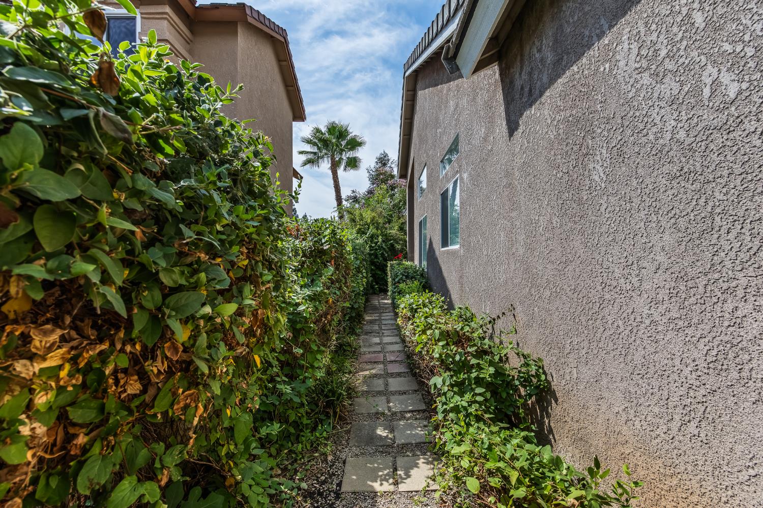 2955 E Pryor Dr, Fresno, CA 93720
