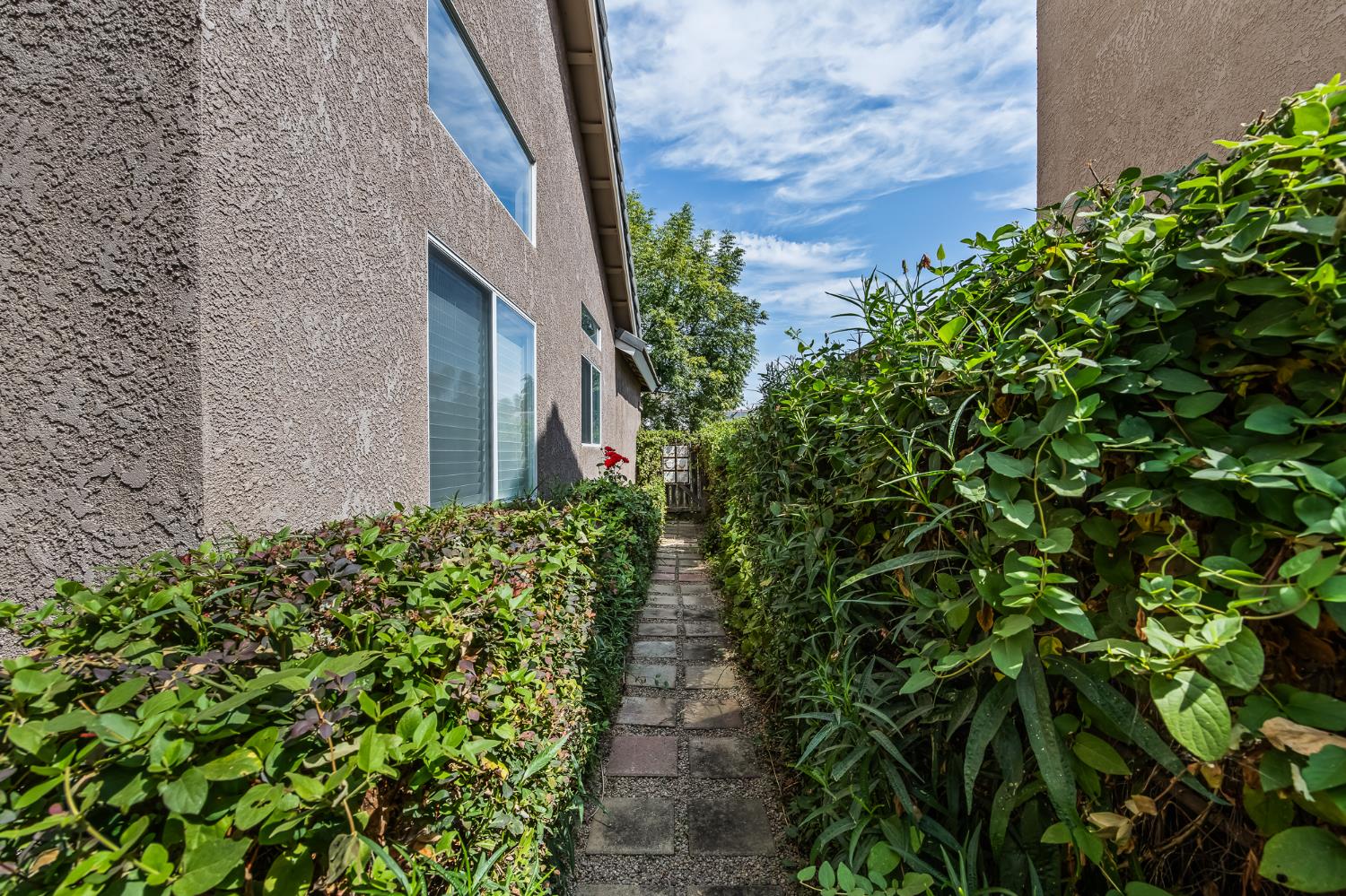 2955 E Pryor Dr, Fresno, CA 93720