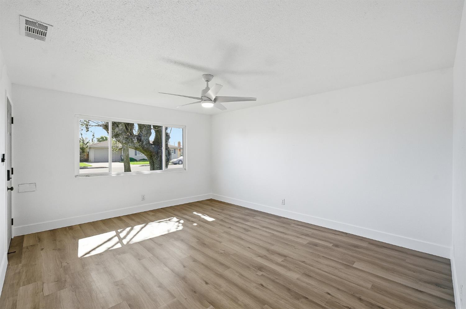 821 W Fairmont Ave, Clovis, CA 93612