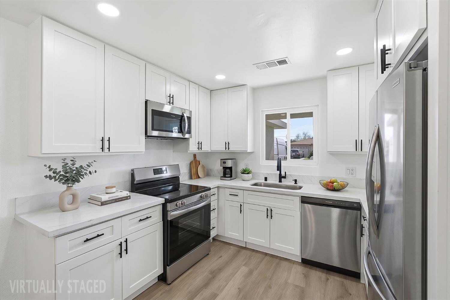 821 W Fairmont Ave, Clovis, CA 93612