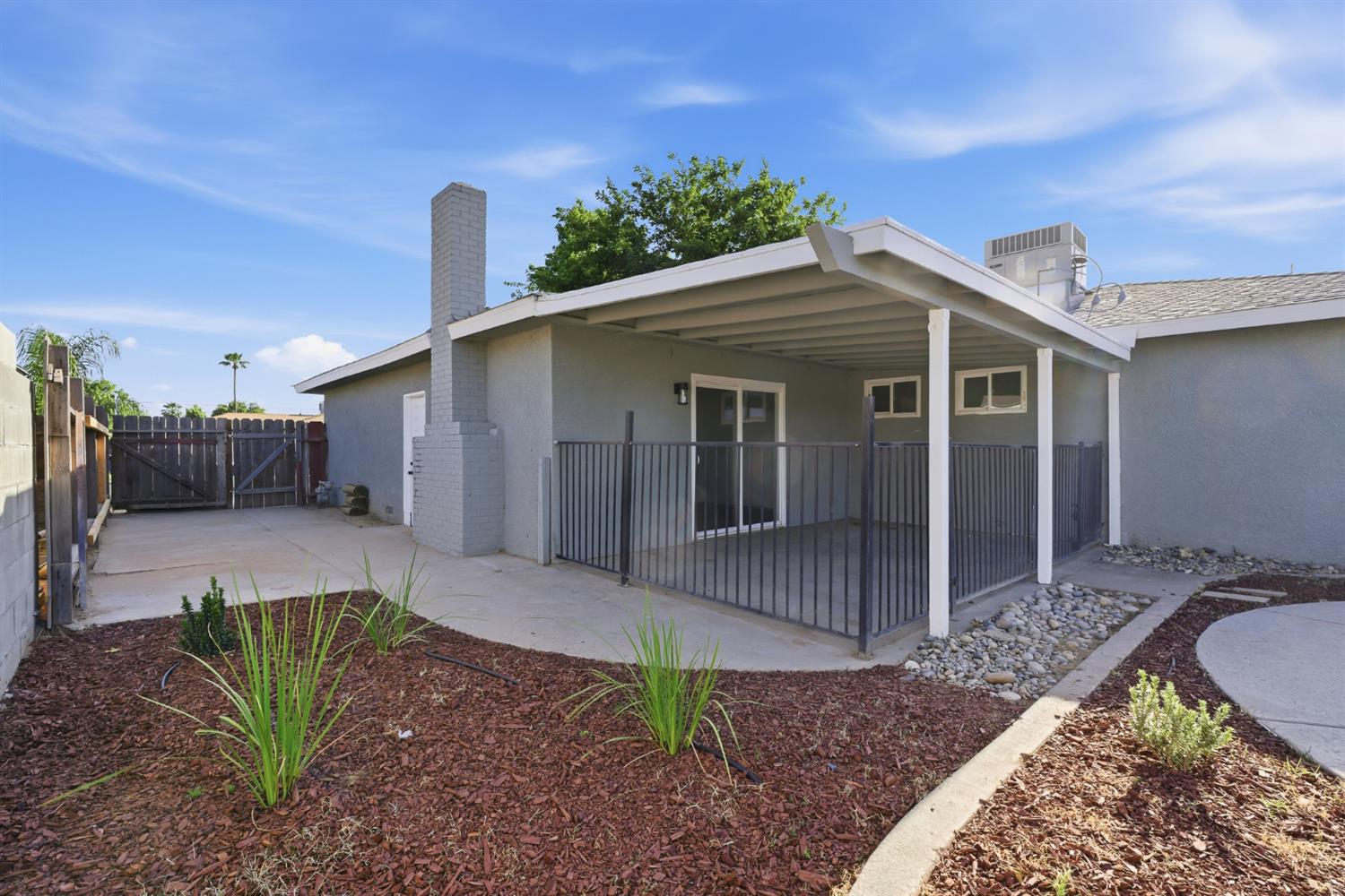 821 W Fairmont Ave, Clovis, CA 93612