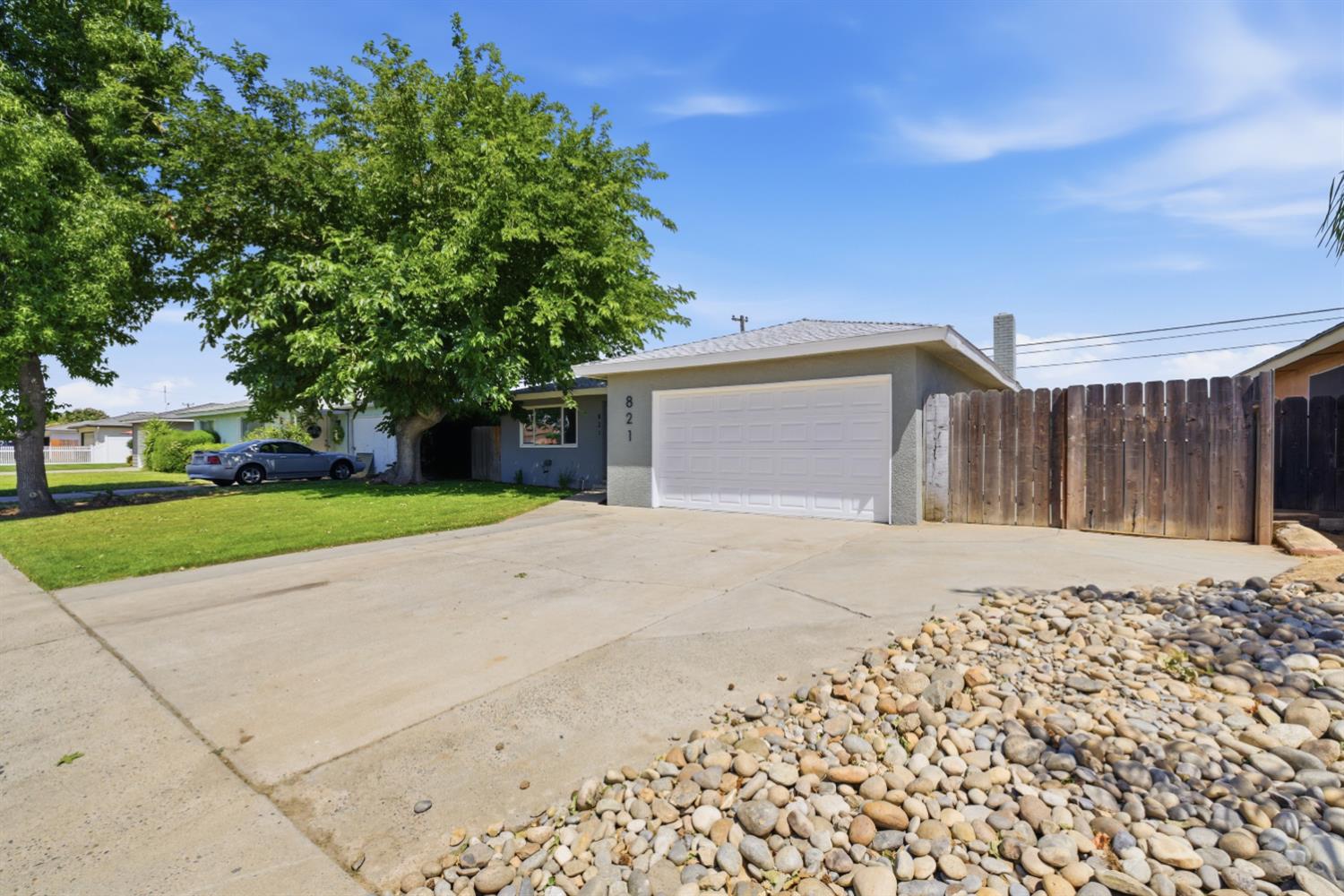 821 W Fairmont Ave, Clovis, CA 93612