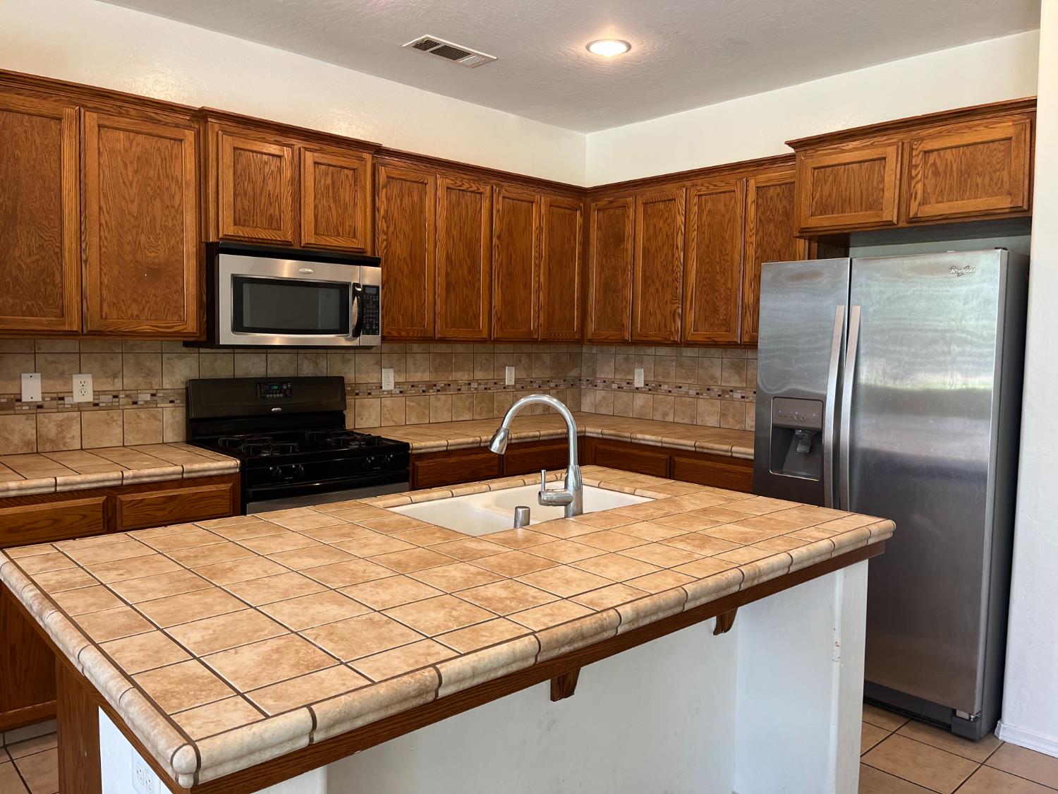 2392 S Playa, Fresno, CA 93727