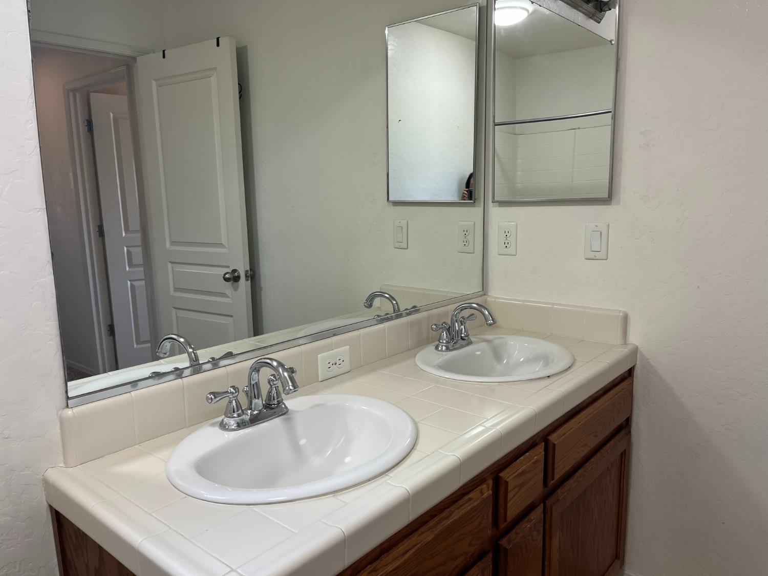 2392 S Playa, Fresno, CA 93727