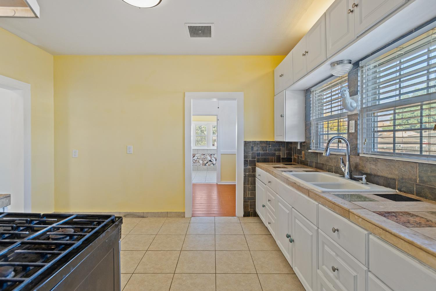 496 E Putnam, Porterville, CA 93257