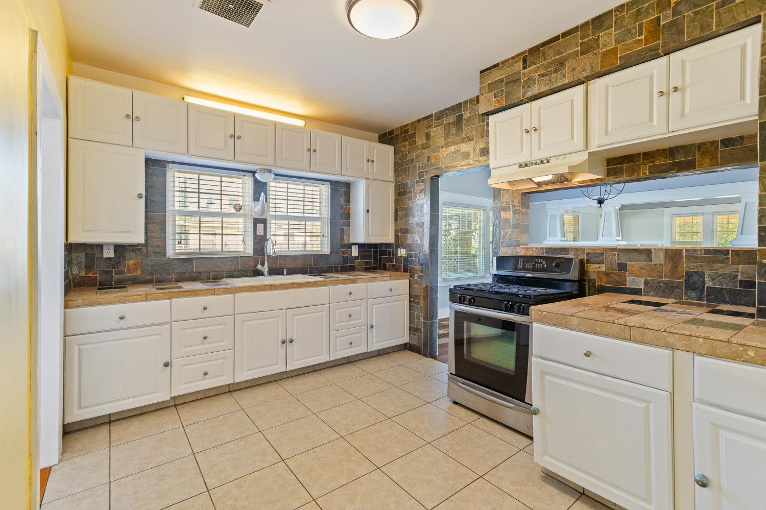 496 E Putnam, Porterville, CA 93257