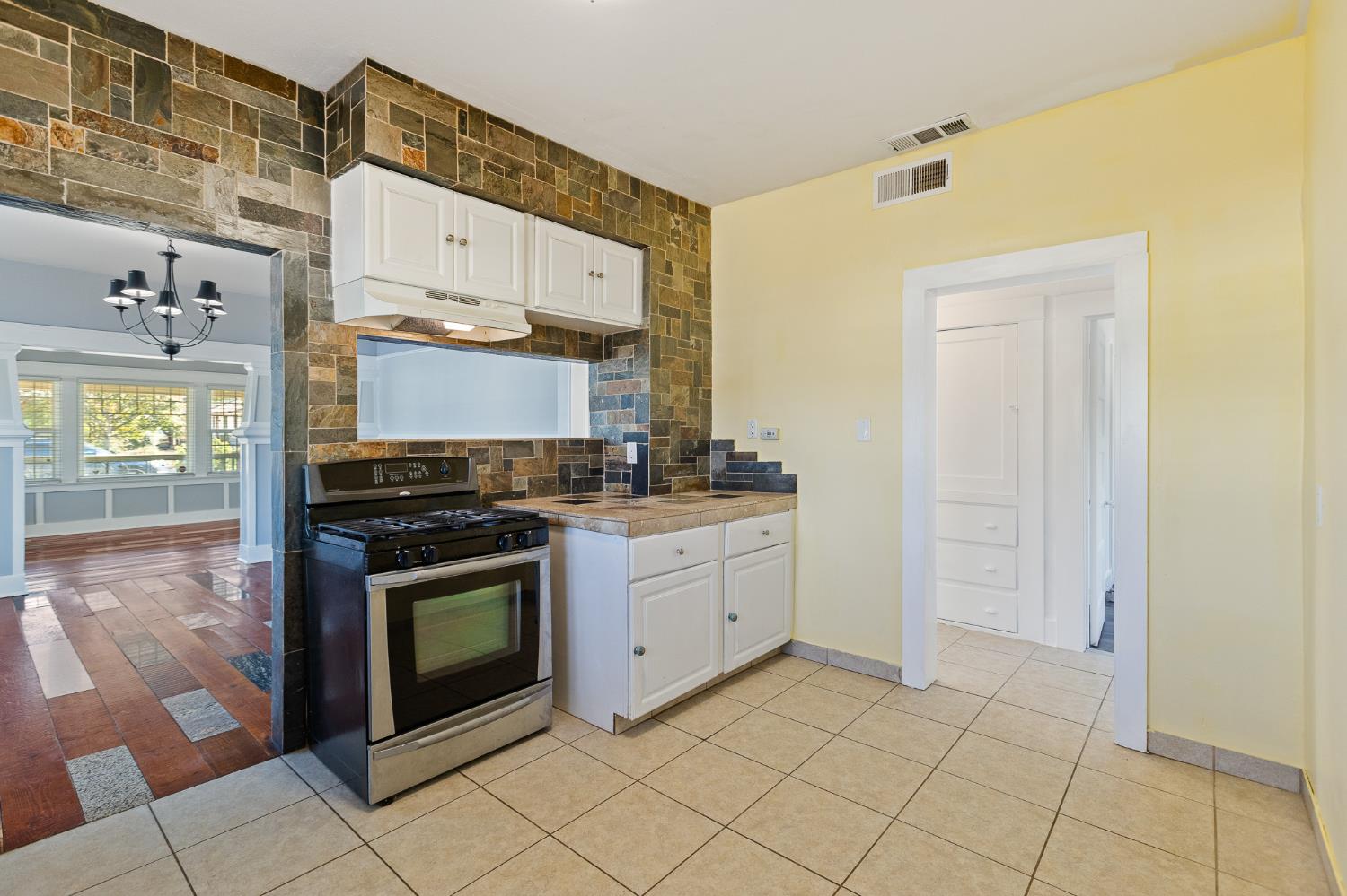 496 E Putnam, Porterville, CA 93257