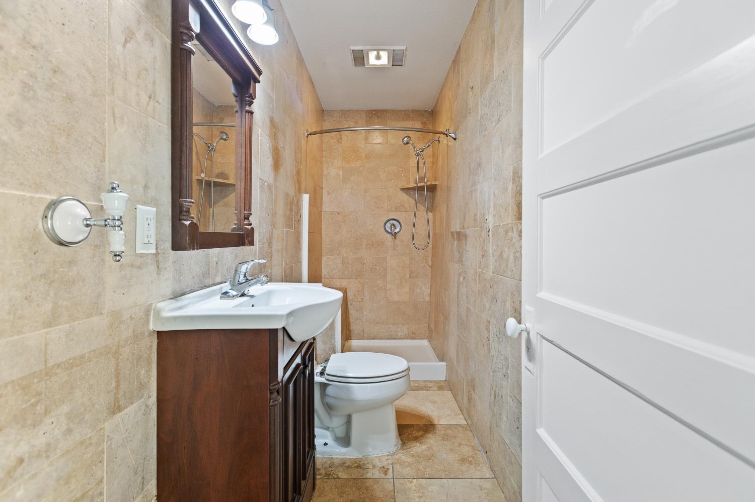 496 E Putnam, Porterville, CA 93257