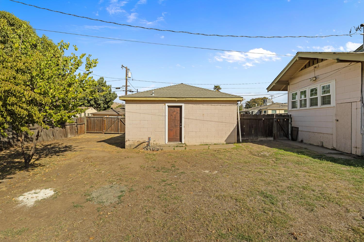 496 E Putnam, Porterville, CA 93257