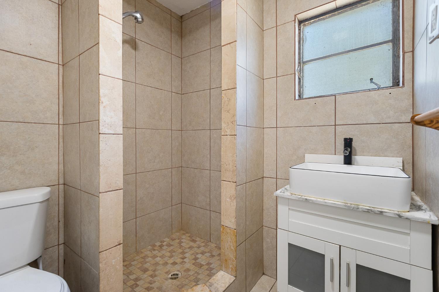 496 E Putnam, Porterville, CA 93257