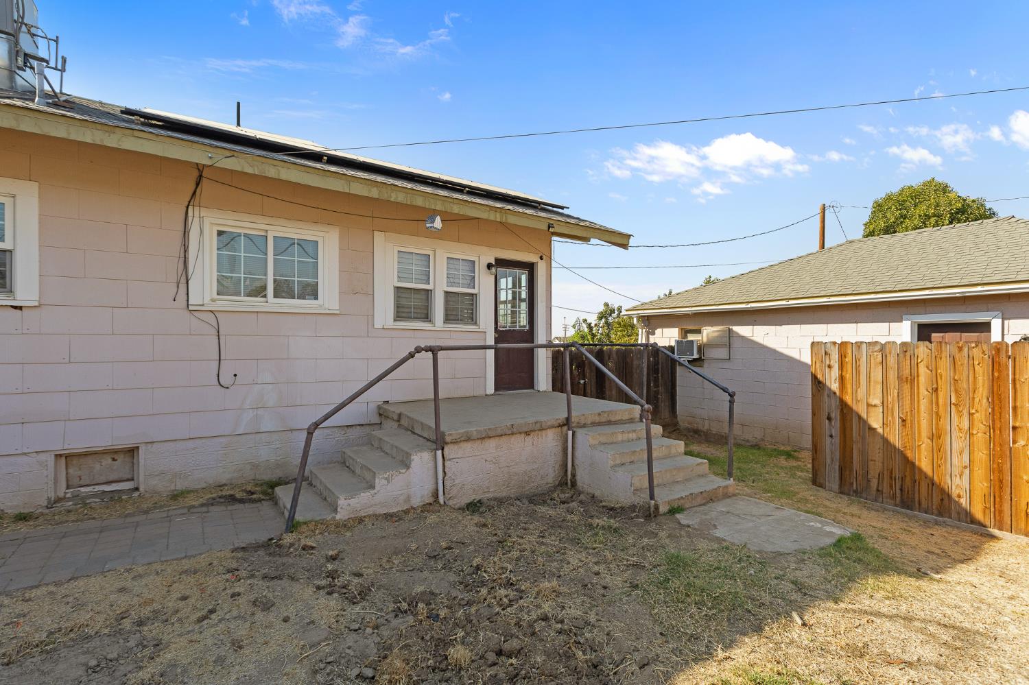 496 E Putnam, Porterville, CA 93257