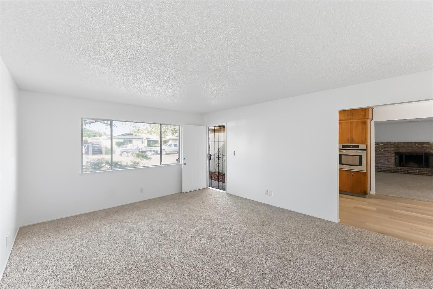 4560 E Fountain Way, Fresno, CA 93726