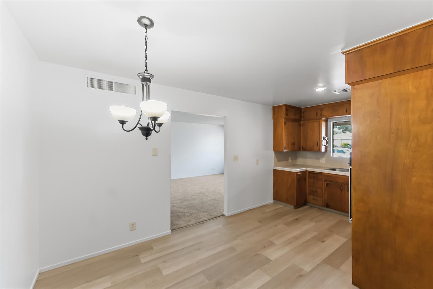 4560 E Fountain Way, Fresno, CA 93726