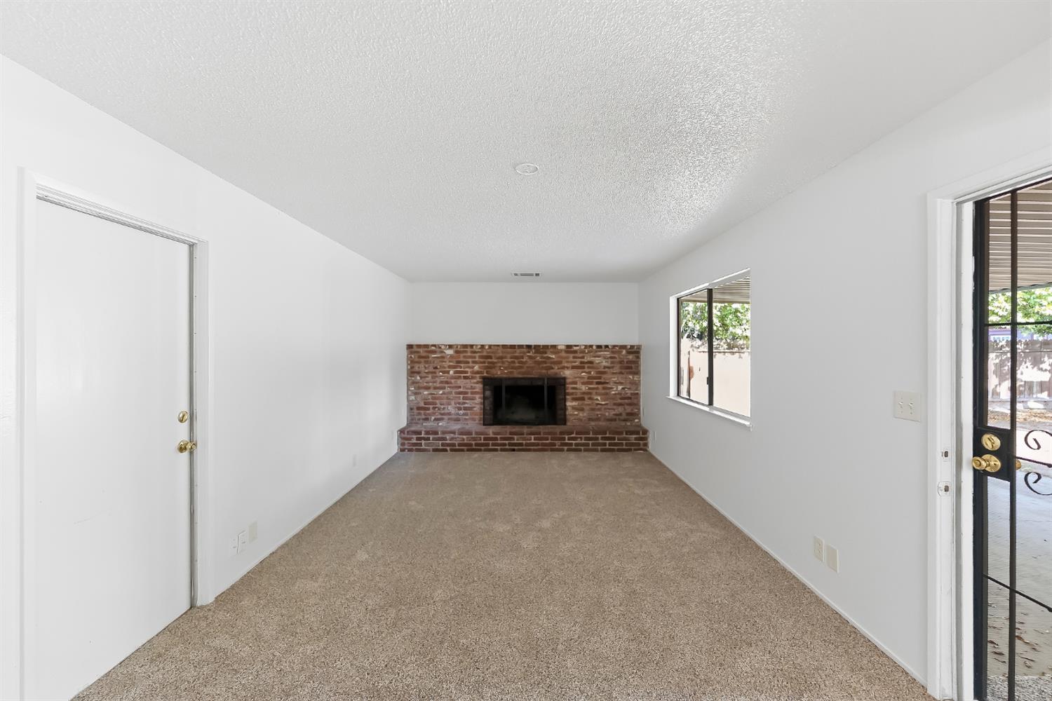 4560 E Fountain Way, Fresno, CA 93726