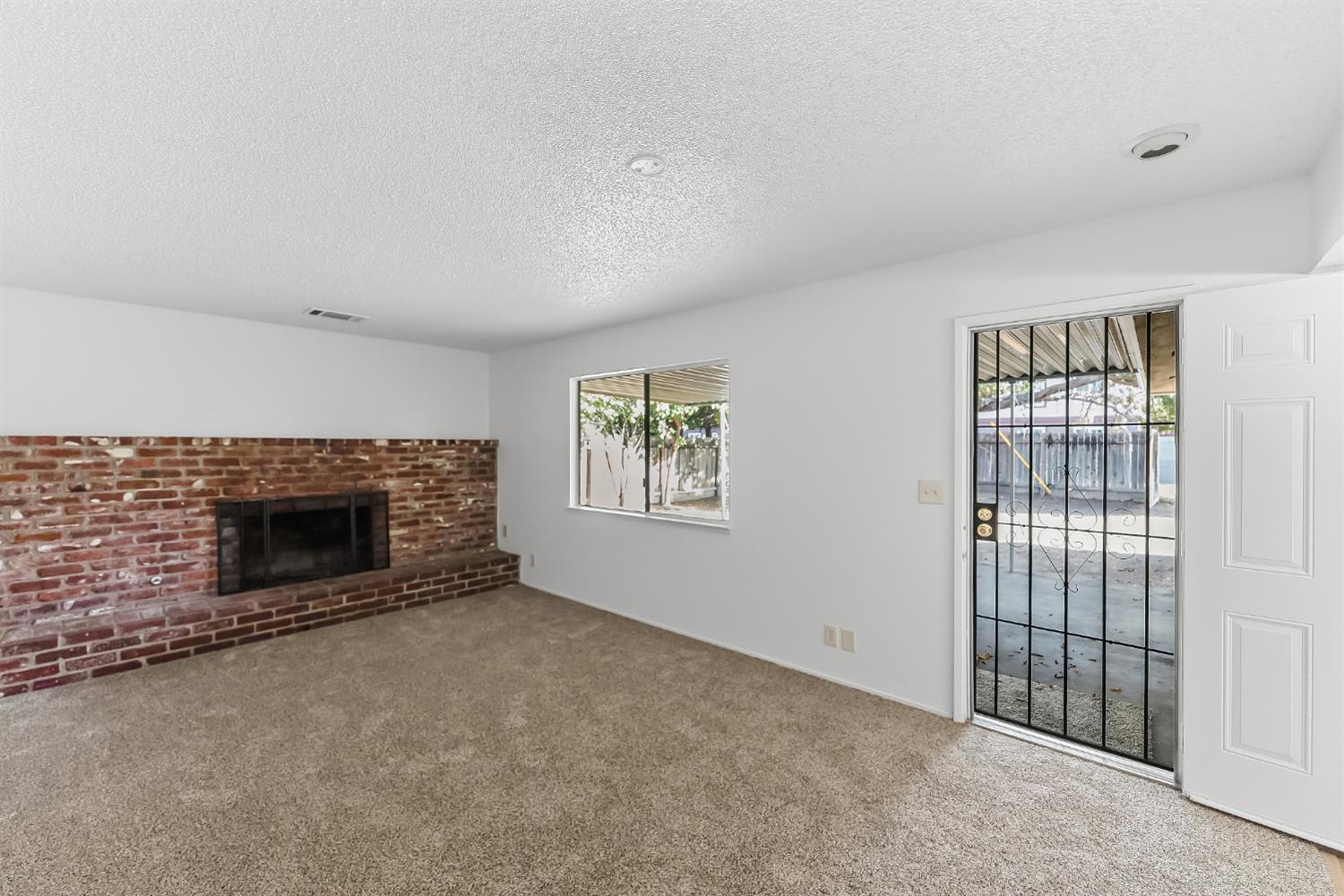 4560 E Fountain Way, Fresno, CA 93726