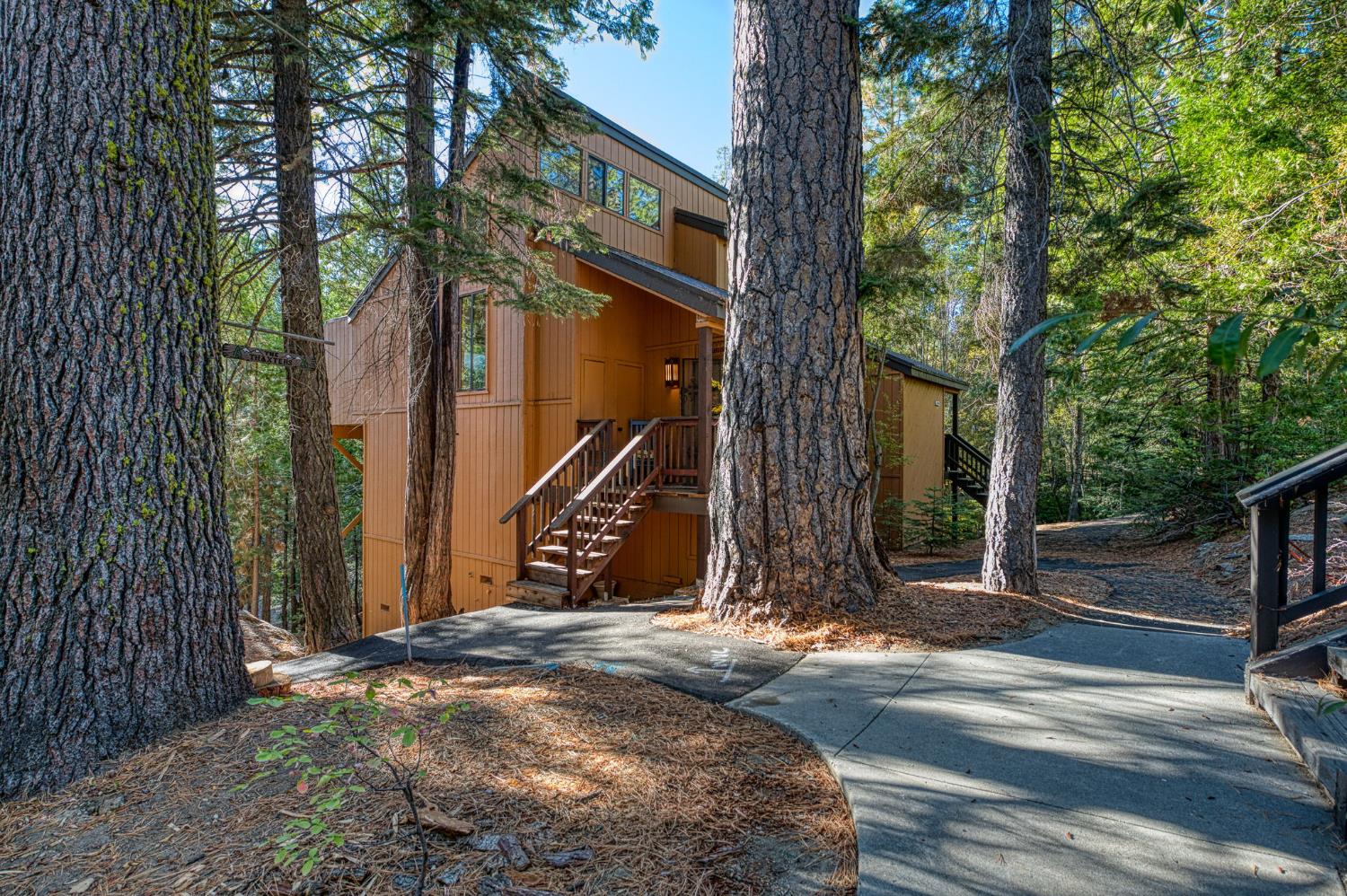 40744 Oakwoods Ln, Shaver Lake, CA 93664
