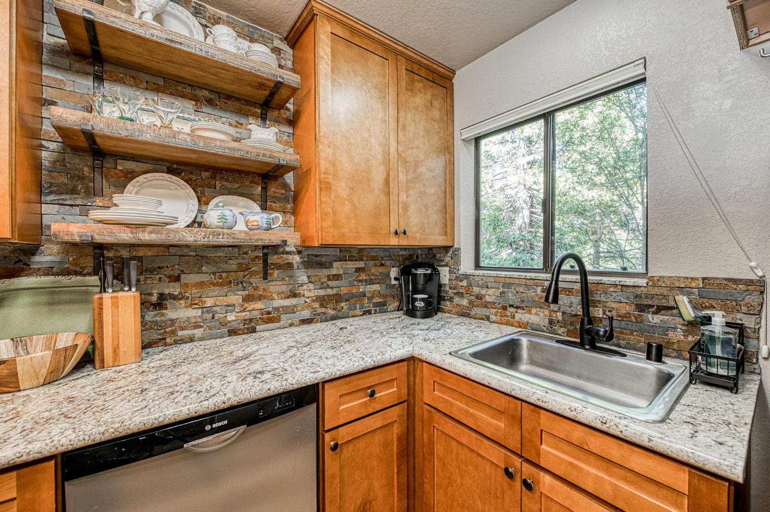 40744 Oakwoods Ln, Shaver Lake, CA 93664