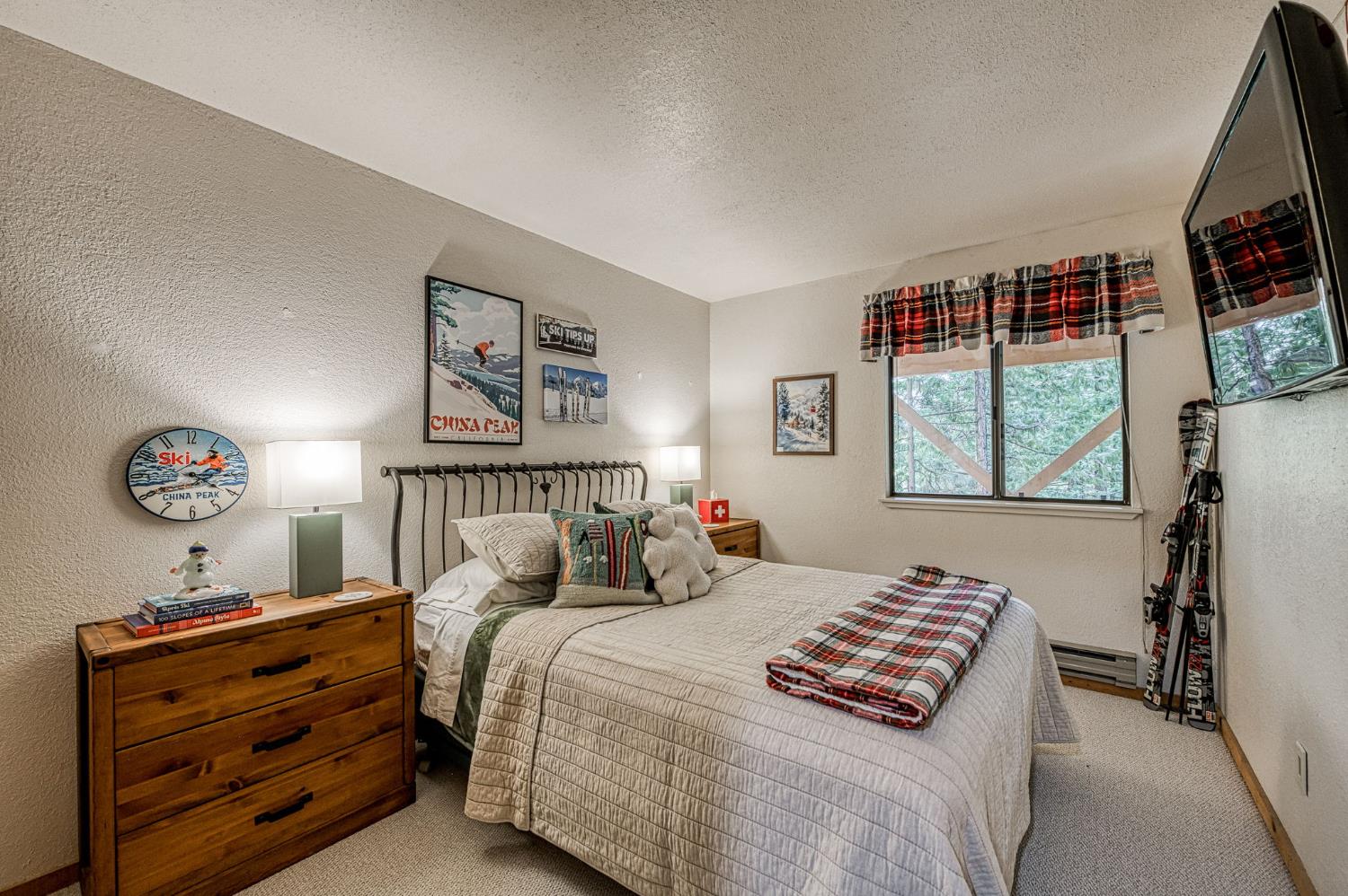 40744 Oakwoods Ln, Shaver Lake, CA 93664