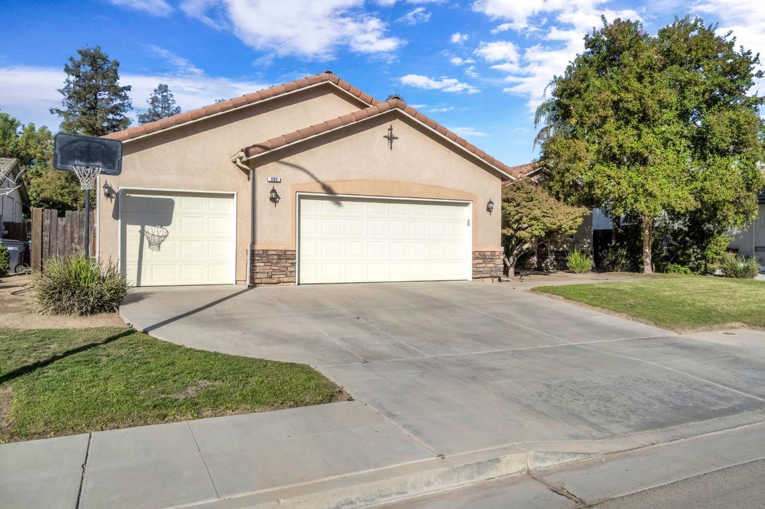 690 Carey Ave, Fowler, CA 93625