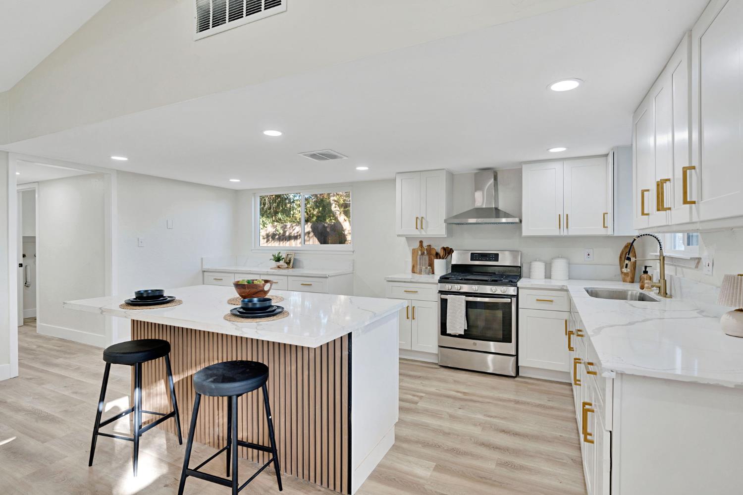 5493 N Roosevelt, Fresno, CA 93704