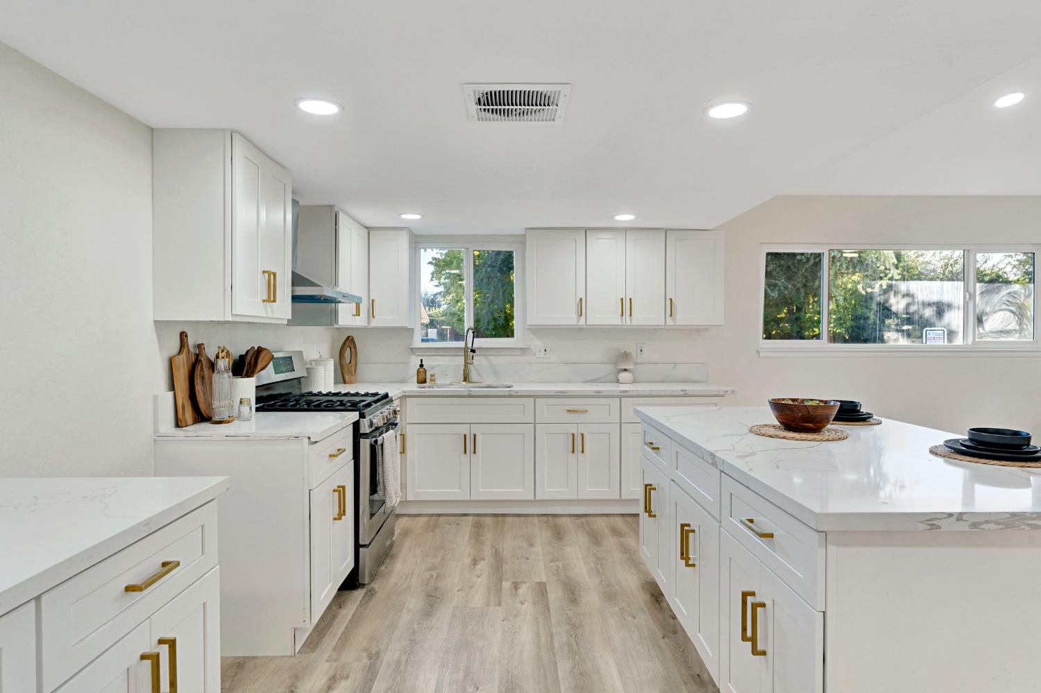 5493 N Roosevelt, Fresno, CA 93704
