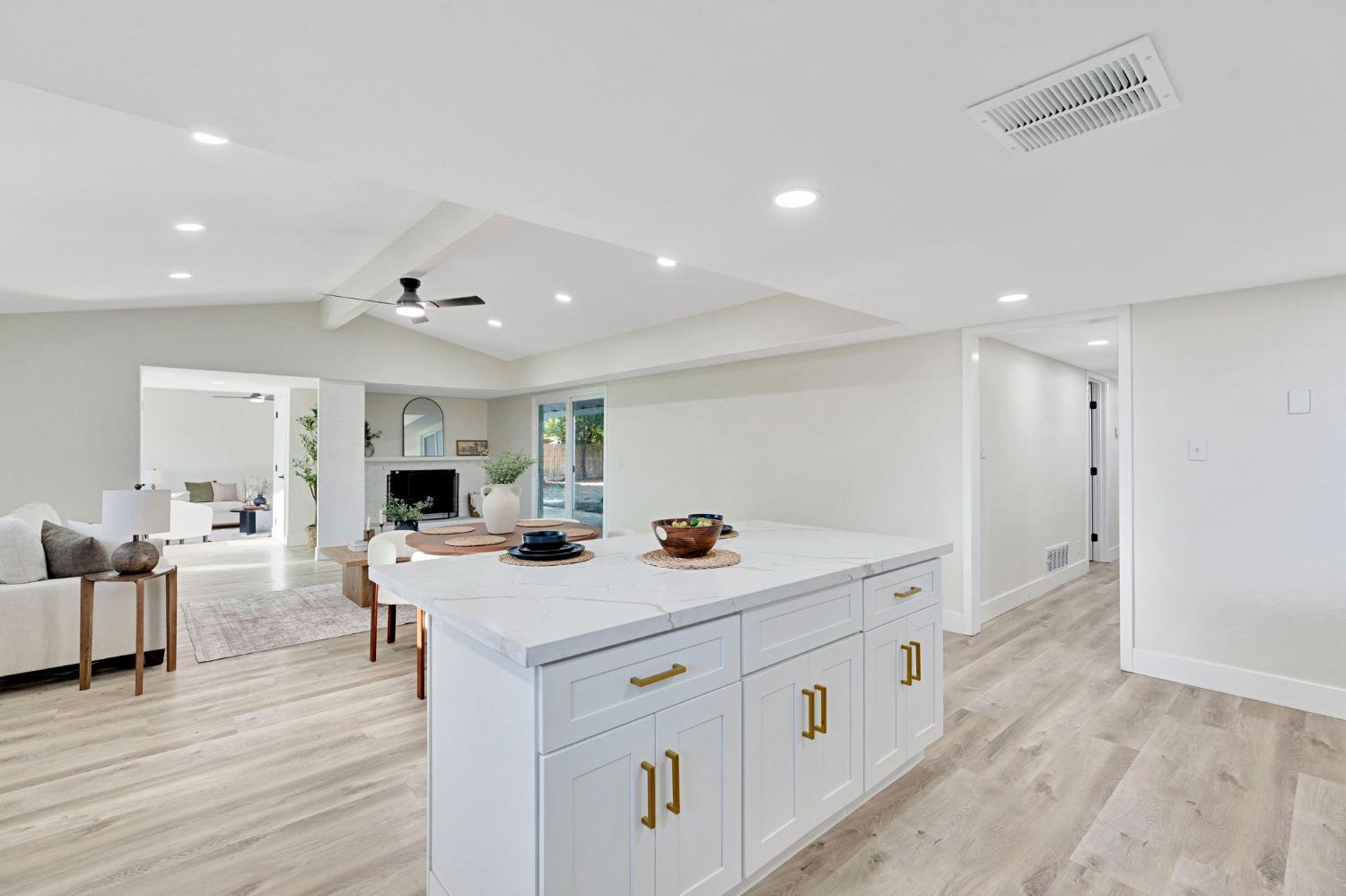 5493 N Roosevelt, Fresno, CA 93704
