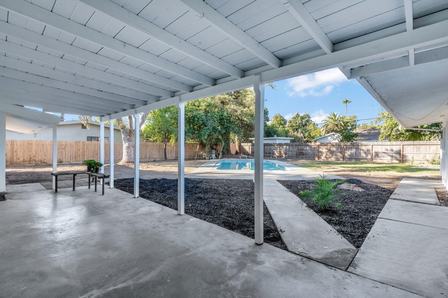5493 N Roosevelt, Fresno, CA 93704