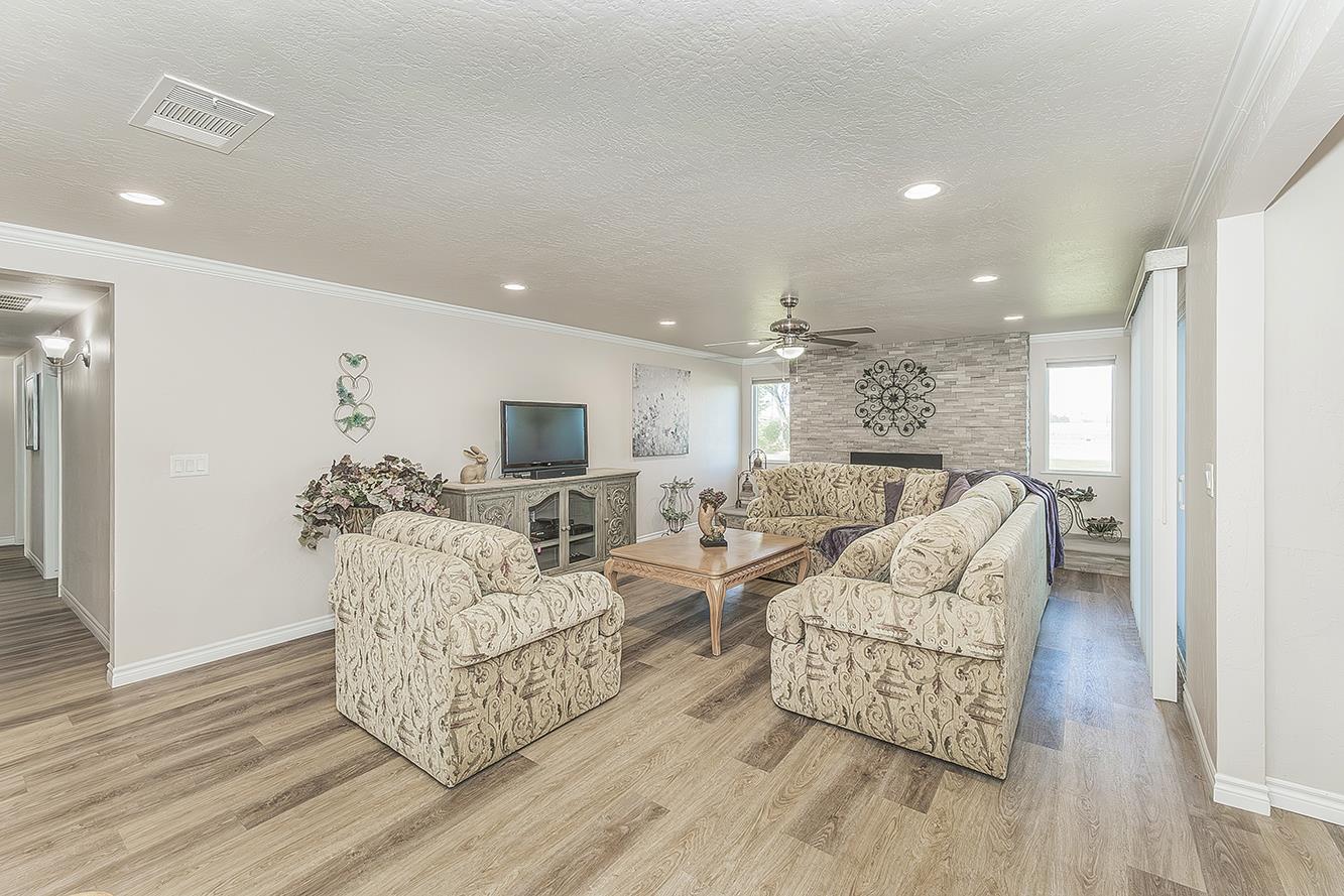 5478 Poinsetta Ave, Clovis, CA 93619