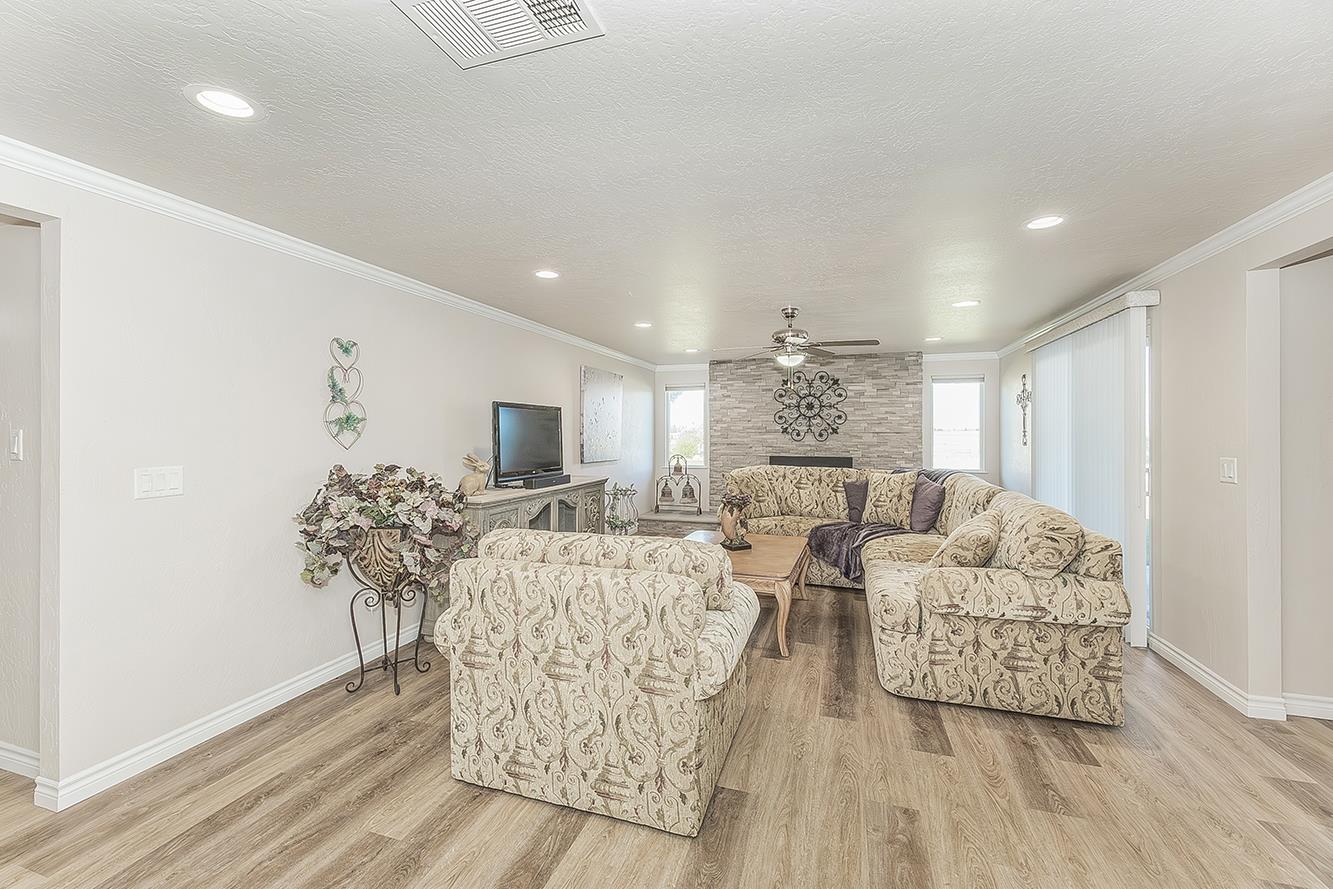 5478 Poinsetta Ave, Clovis, CA 93619