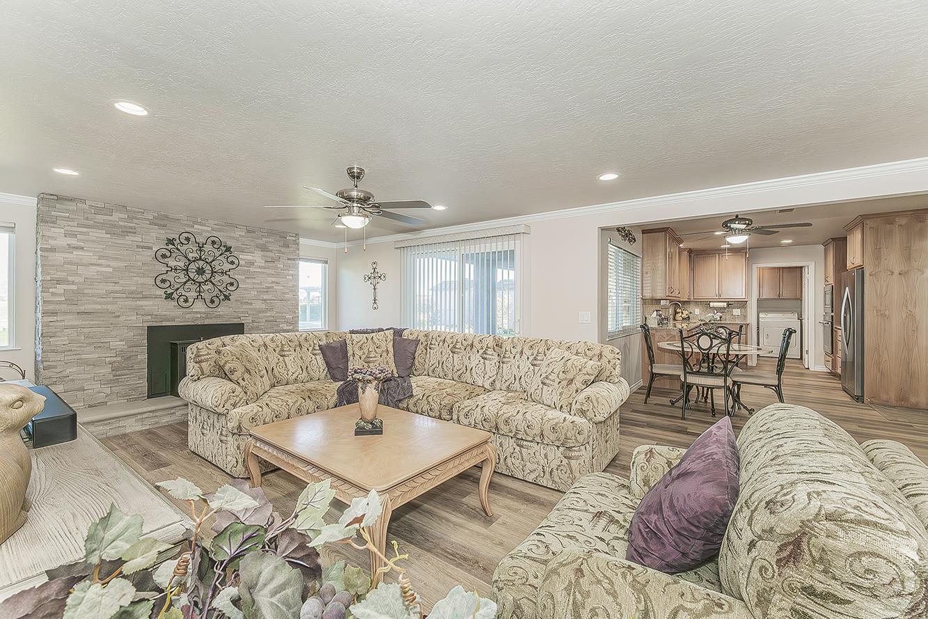 5478 Poinsetta Ave, Clovis, CA 93619
