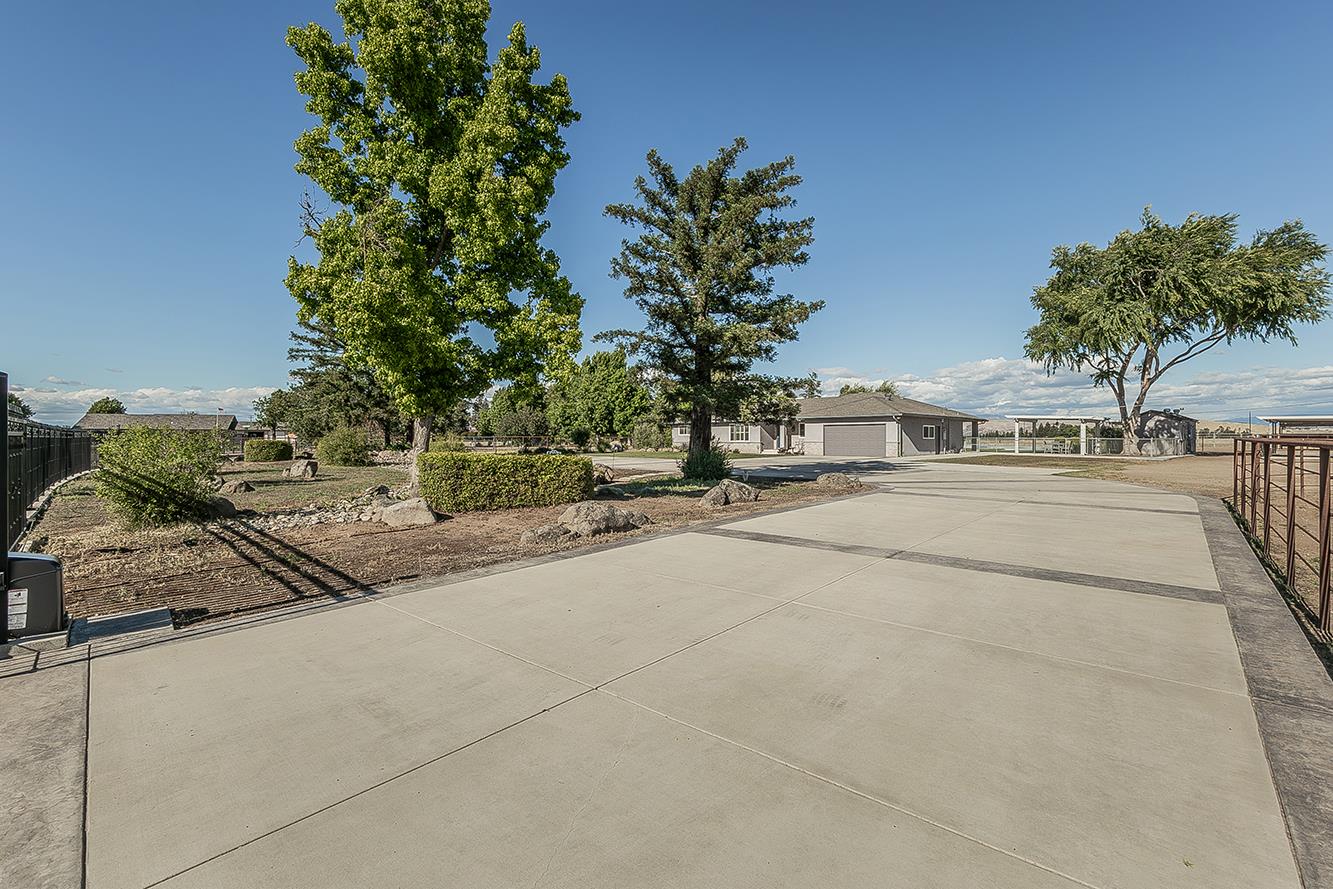 5478 Poinsetta Ave, Clovis, CA 93619