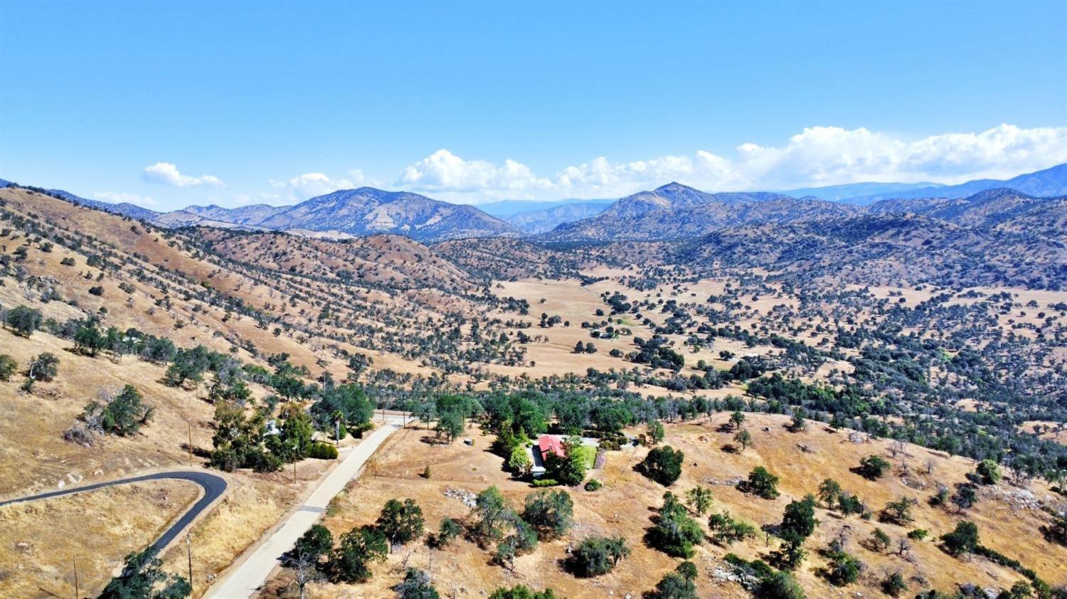 391 Sunflower Ln, Yokuts Valley, CA 93675