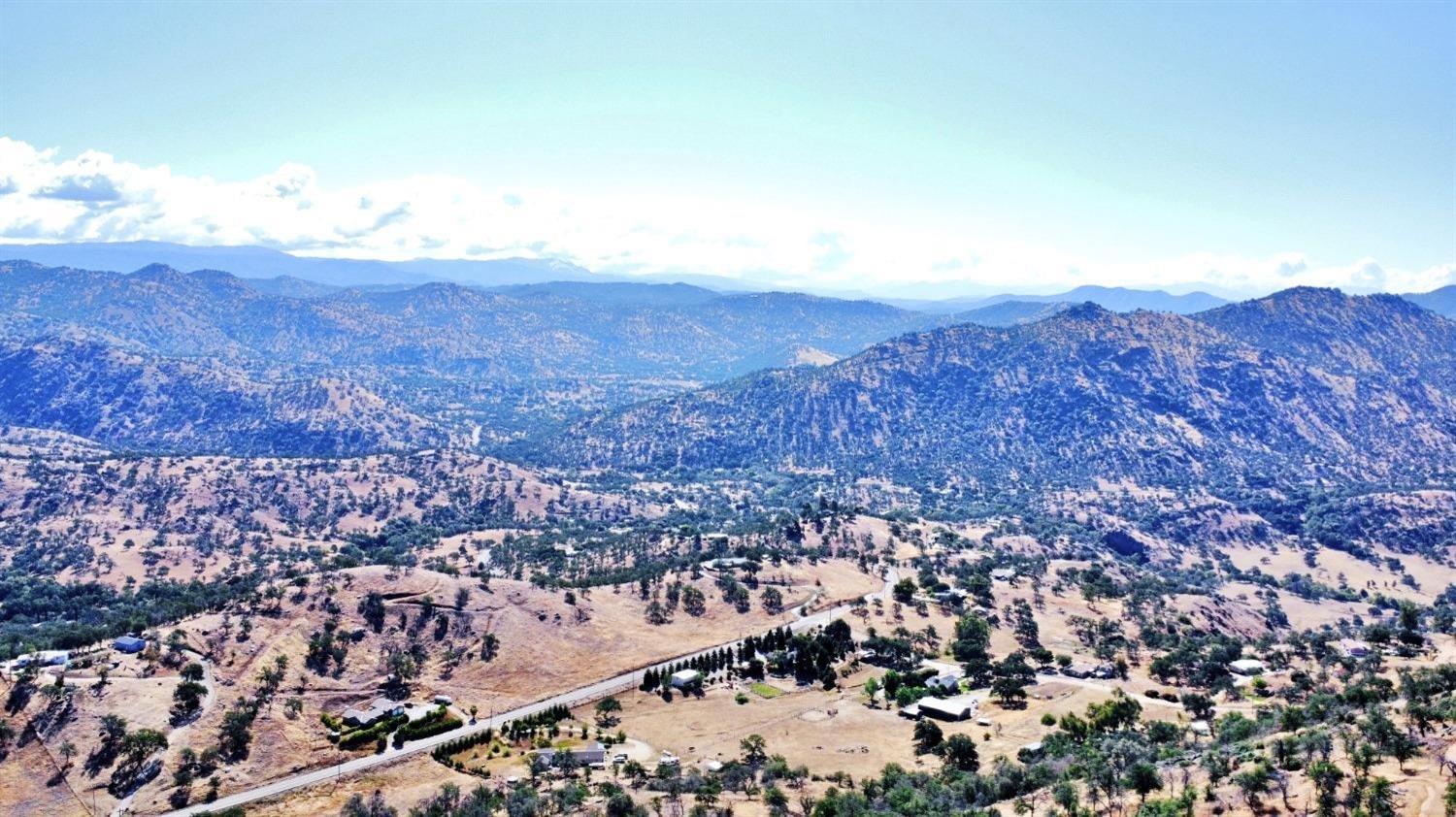 391 Sunflower Ln, Yokuts Valley, CA 93675