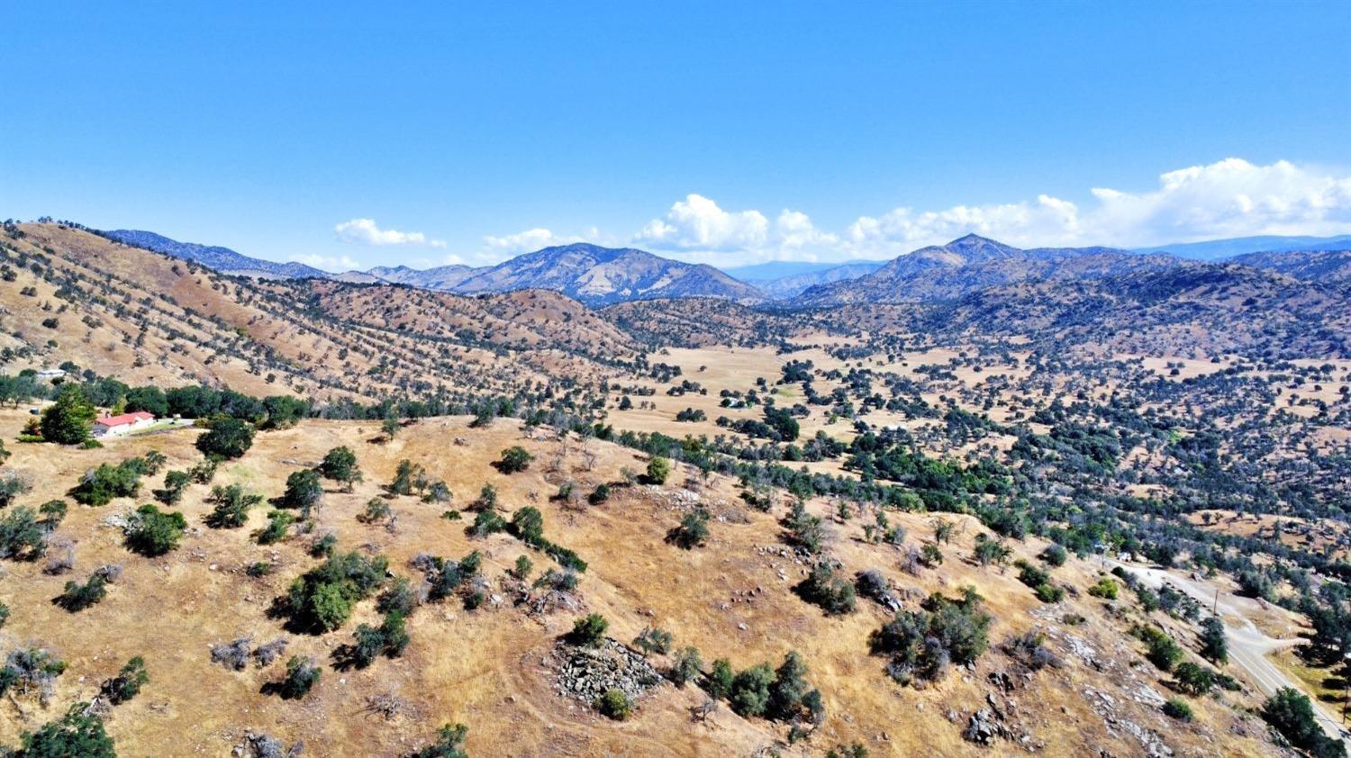 391 Sunflower Ln, Yokuts Valley, CA 93675