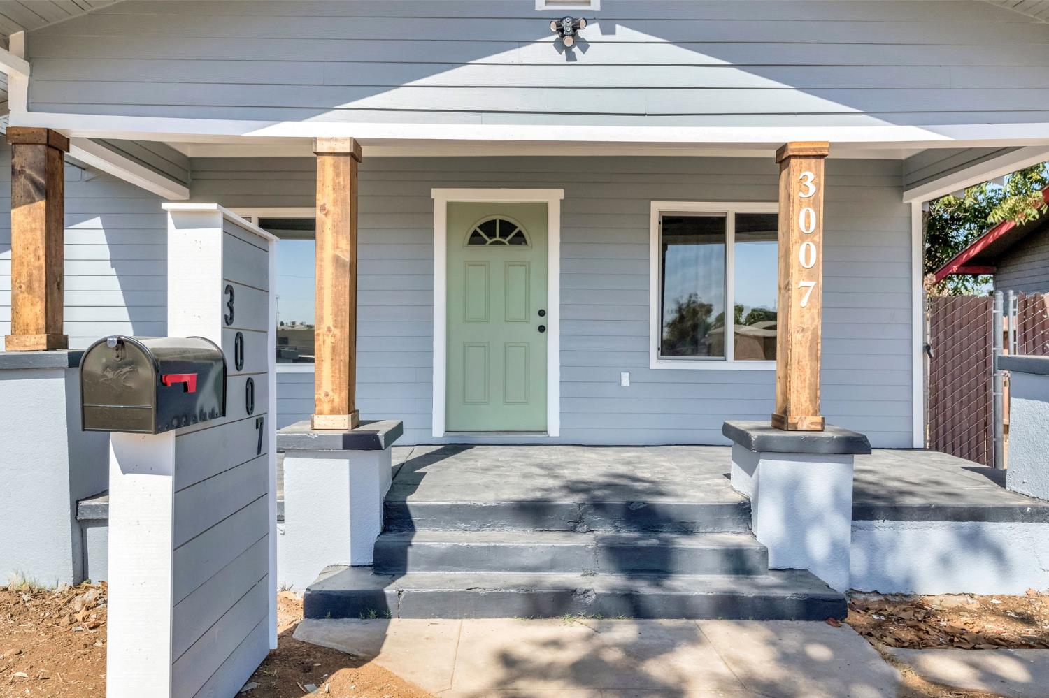 3007 E Montecito Ave, Fresno, CA 93721