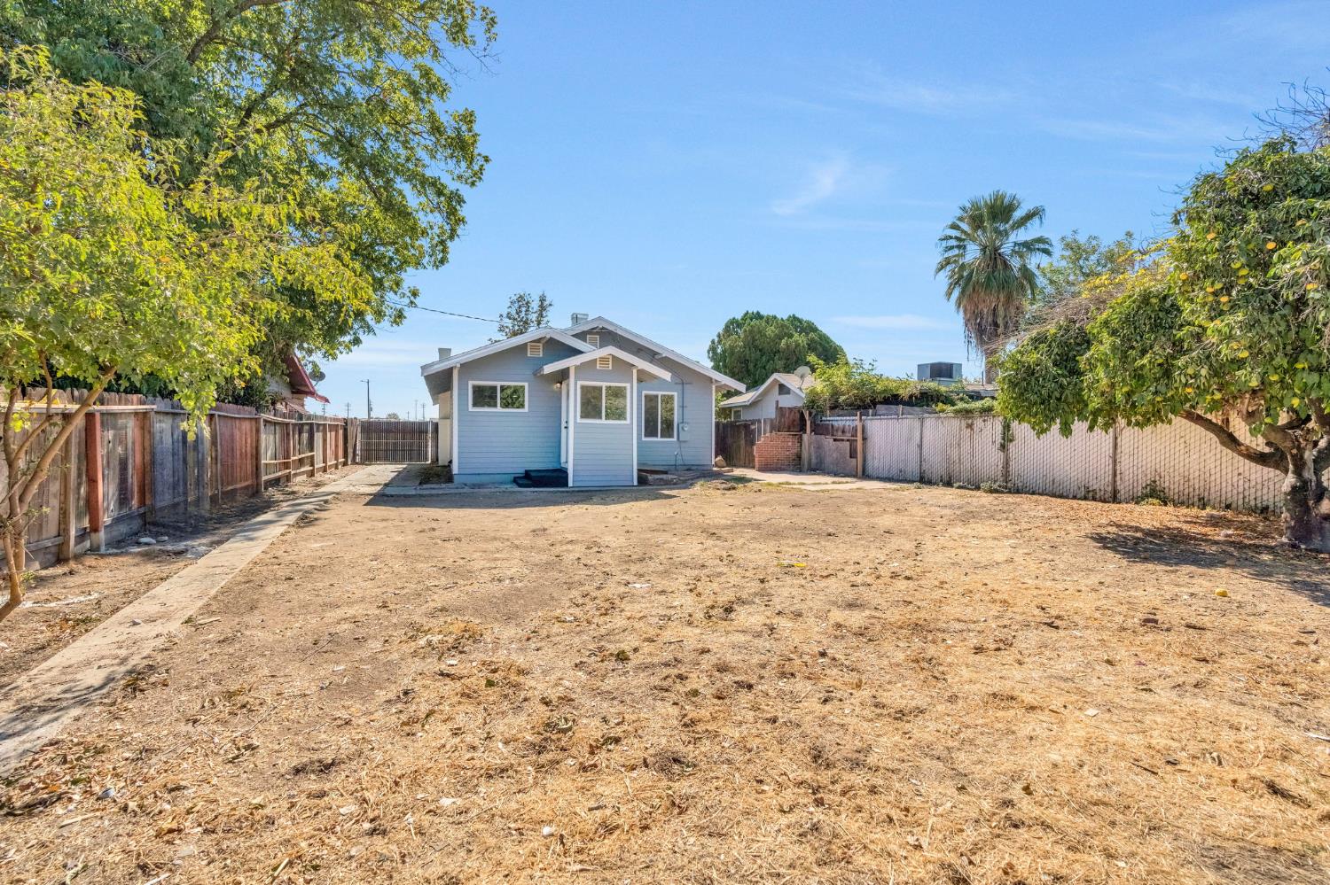 3007 E Montecito Ave, Fresno, CA 93721
