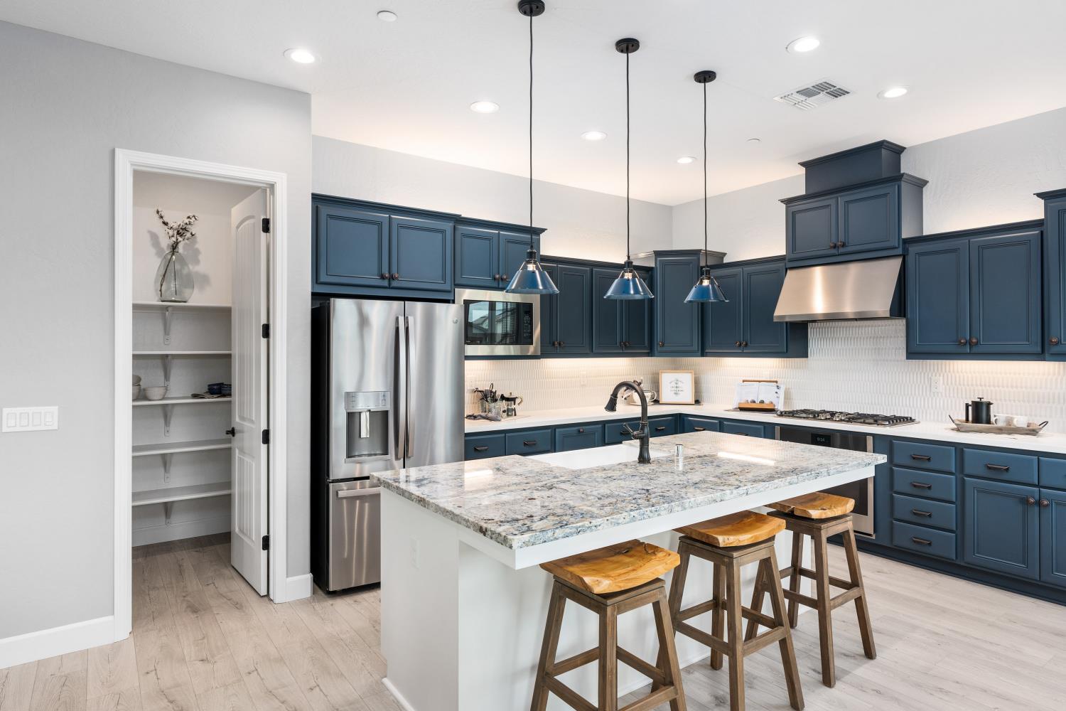 974 Dana Ln W, Madera, CA 93636
